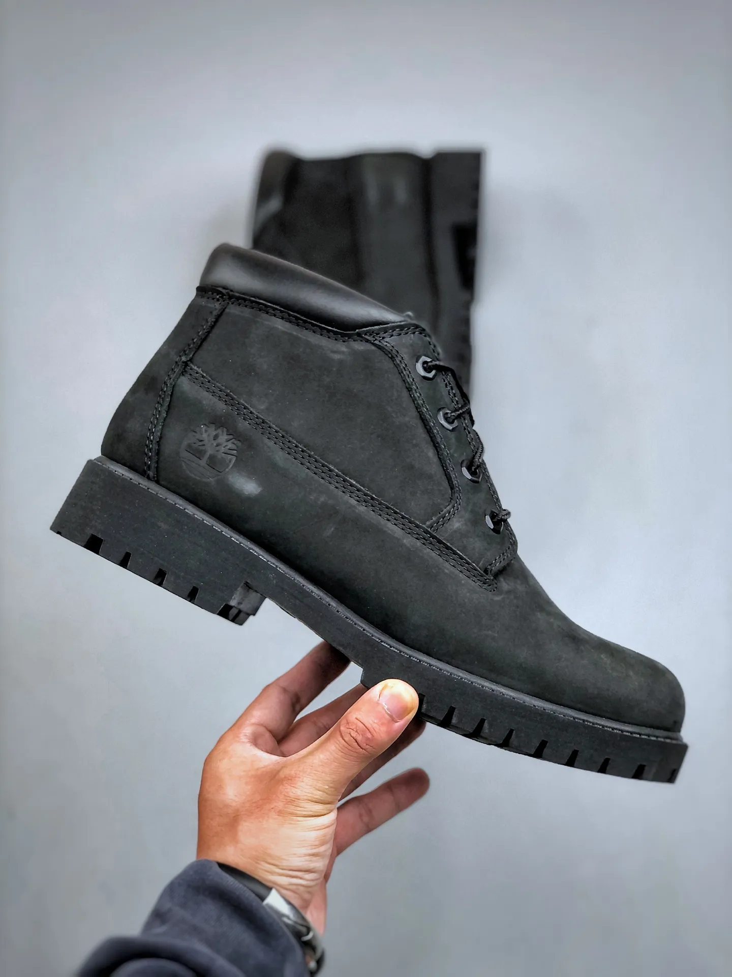 Local self-pickup 💰700 supports stores, you can get the pure and original top quality, one to one original development version, Timberland, not bad at kicking/classic mid-top black 32085 Produced by the original channel of Zhongshan Baoyuan, the top-notch technology is newly upgraded, it can be called a genuine copy machine, the original imported waterproof leather, the original anti-counterfeiting label, the purple light can be scanned, the computer sewing line, the four lines are aligned, the horizontal folding is dynamic and water-repellent, the top genuine consistent injection molding process Art Rubber non-slip outsole resists cold and cracks Authentic and consistent all-leather collar/lining/shoes Equipped with anti-fatigue shock-absorbing honeycomb insole Highly comfortable Full set of original packaging accessories (comes with shoelaces, cleaning eraser, and counter bag) Size: 35 36 37 38 39 39.5 40 41 42 43 44 45 One size larger